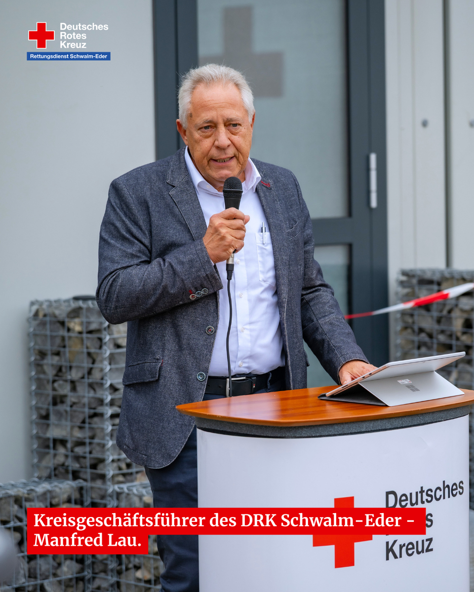 Kreisgeschäftsführer Manfred Lau hält eine Rede bei der Einweihung der Rettungswache.