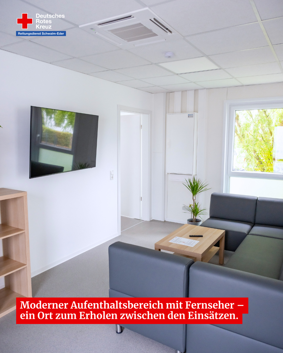 Moderner Aufenthaltsbereich mit Sofa und Fernseher als Ruheraum für die Einsatzkräfte.