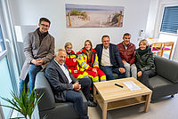 Gruppenfoto in den neuen Räumen der DRK-Rettungswache mit Mitarbeitenden und Vertretern der Politik
