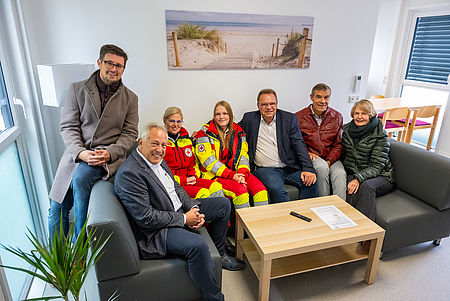 Gruppenfoto in den neuen Räumen der DRK-Rettungswache mit Mitarbeitenden und Vertretern der Politik