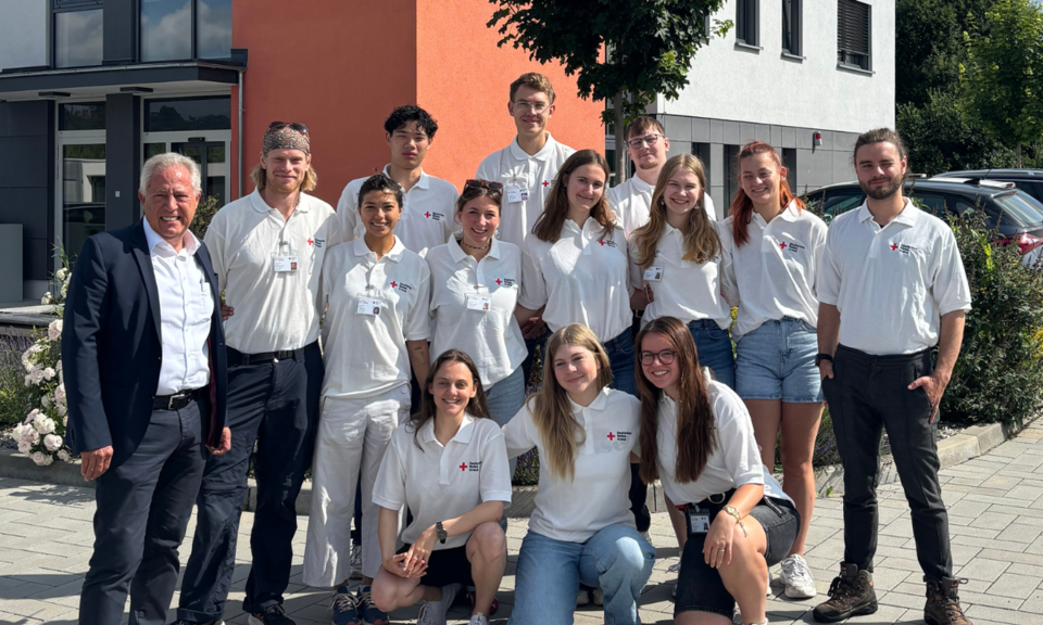 Gruppenfoto der jungen DRK-Werber mit weißem DRK-Poloshirt vor dem Gebäude des Kreisverband DRK Schwalm-Eder, begleitet vom Kreisgeschäftsführer Manfred Lau.