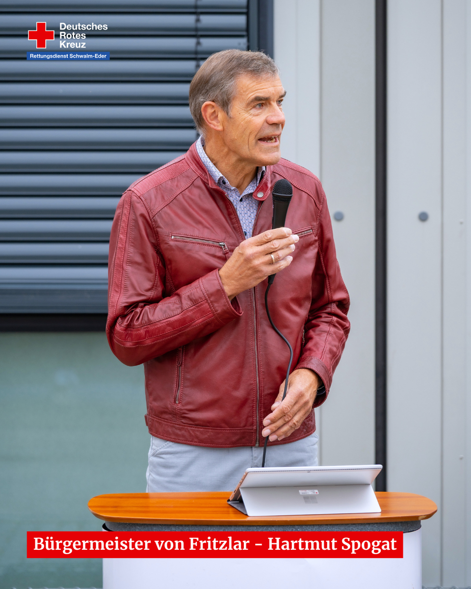 Hartmut Spogat, Bürgermeister von Fritzlar, spricht bei der Einweihung der Rettungswache.