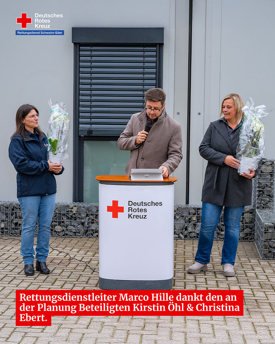 Marco Hille dankt den an der Planung beteiligten Kirstin Öhl und Christina Ebert mit Blumen.