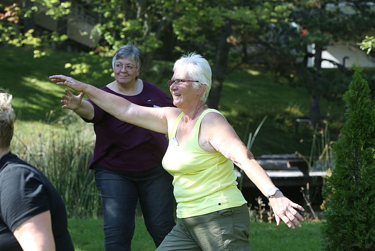 Seniorinnen bei einer Gymnastikübung im Freien