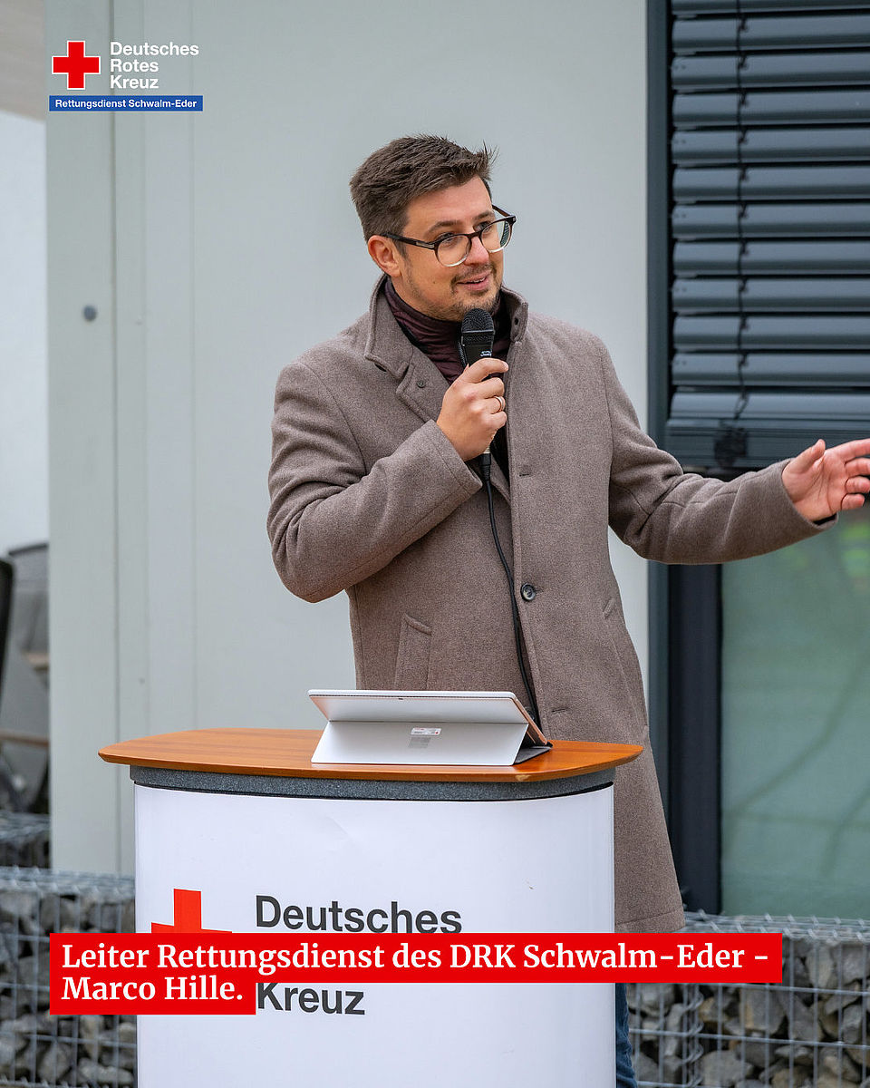 Marco Hille, Leiter Rettungsdienst, spricht am Rednerpult des DRK Schwalm-Eder.