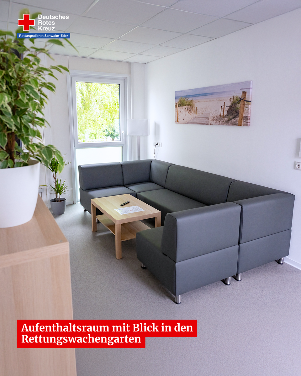 Aufenthaltsraum der neuen Rettungswache mit Sofa und Blick in den Garten.