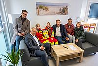 Gruppenfoto in den neuen Räumen der DRK-Rettungswache mit Mitarbeitenden und Vertretern der Politik