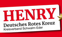 Ein weißes, leicht schräg gestelltes Schild auf einem leuchtend roten Hintergrund. Auf dem Schild steht in großen, roten Buchstaben "HENRY". Darunter ist in schwarzer Schrift "Deutsches Rotes Kreuz" und in einer noch kleineren Zeile darunter "Kreisverband Schwalm-Eder" zu lesen. Am rechten Rand des weißen Schildes ist ein kleiner, dreidimensionaler goldener Stern angebracht.