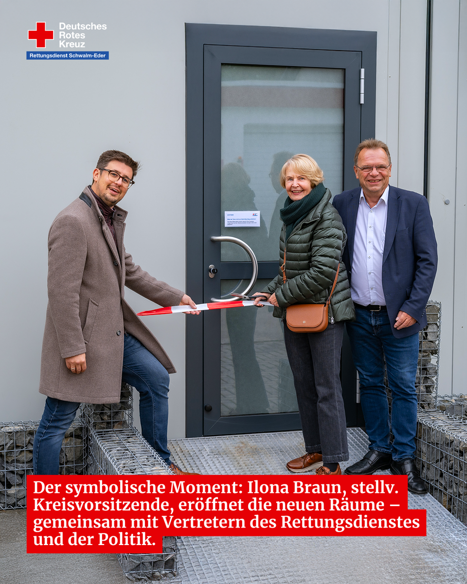 Symbolisches Durchschneiden des Bandes durch Ilona Braun und Vertreter des DRK sowie der Politik.