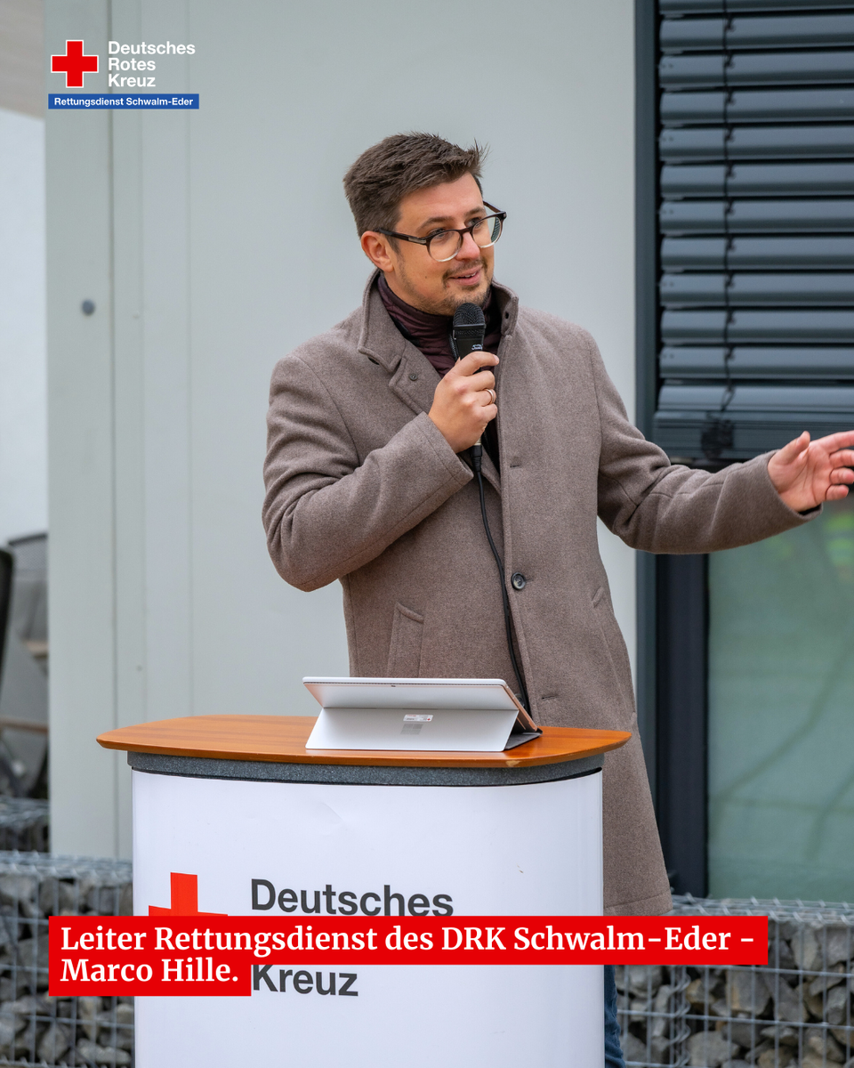 Marco Hille, Leiter Rettungsdienst, spricht am Rednerpult des DRK Schwalm-Eder.