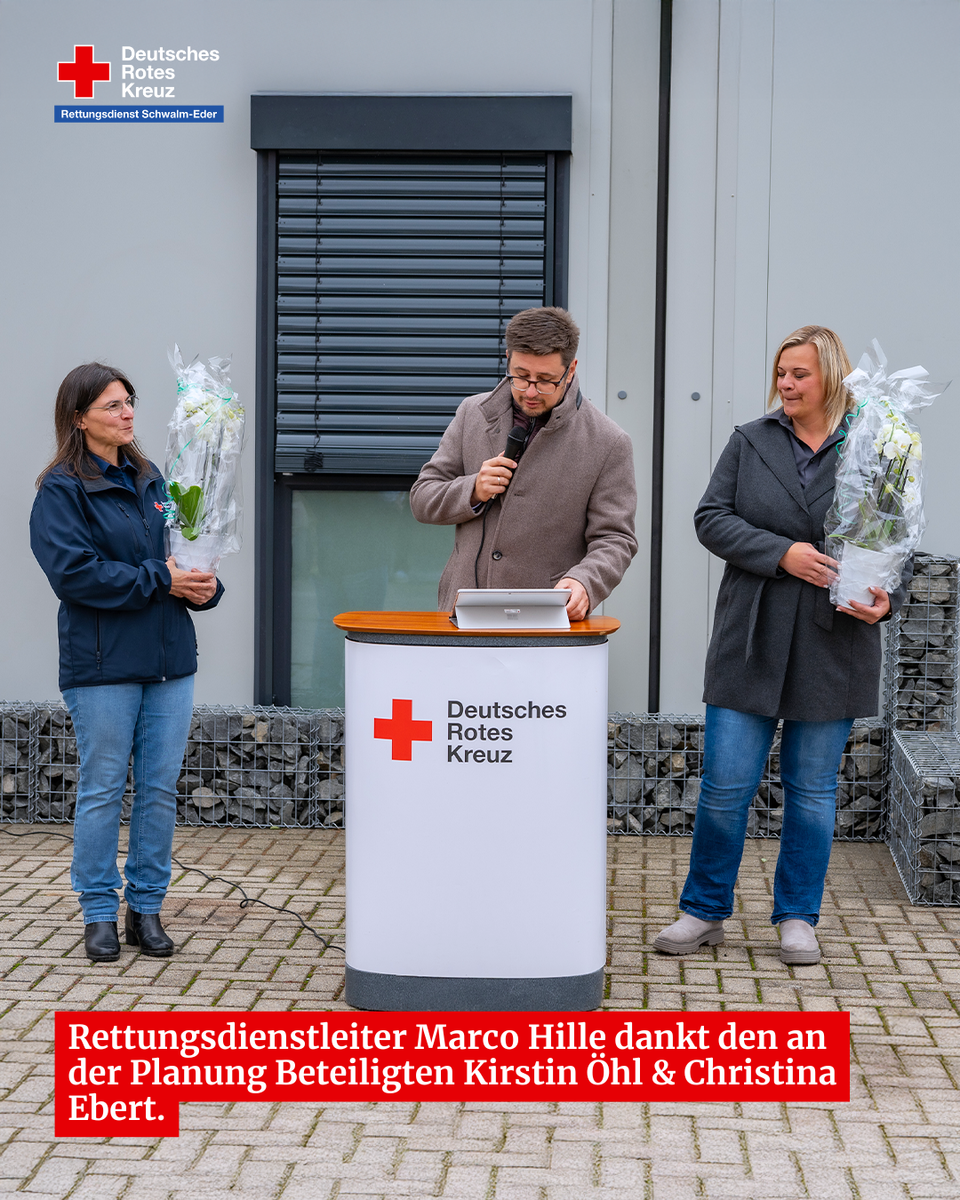 Marco Hille dankt den an der Planung beteiligten Kirstin Öhl und Christina Ebert mit Blumen.
