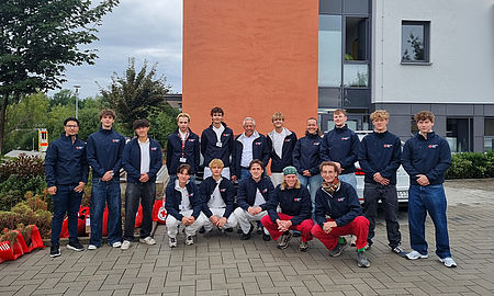 Gruppenfoto der Beteiligten der Mitgliederwerbeaktion vor dem Gebäude des DRK-Kreisverband Schwalm-Eder in Schwalmstadt-Ziegenhain.