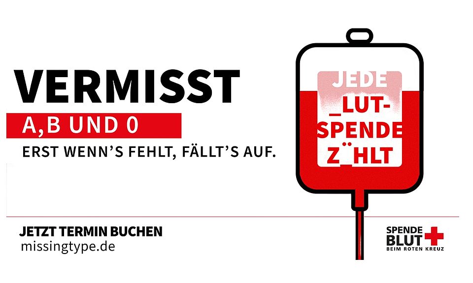 Grafik zur Blutspende-Kampagne des DRK: In der Mitte steht groß das Wort ‚VERMISST‘, darunter in Rot die fehlenden Blutgruppen ‚A, B und 0‘. Der Slogan ‚Erst wenn’s fehlt, fällt’s auf‘ macht auf die Bedeutung von Blutspenden aufmerksam. Rechts ist ein stilisierter Blutbeutel mit dem unvollständigen Text ‚JEDE _LUTSPENDE Z_HLT‘ zu sehen. Unten der Hinweis: ‚Jetzt Termin buchen – missingtype.de‘