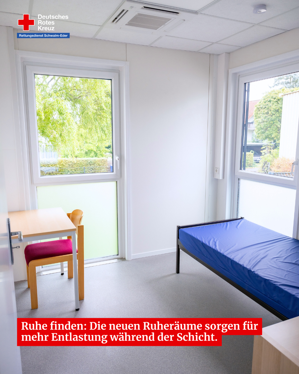 Neuer Ruheraum der Rettungswache mit Bett und Tisch – ein Ort für Erholung während der Schicht.