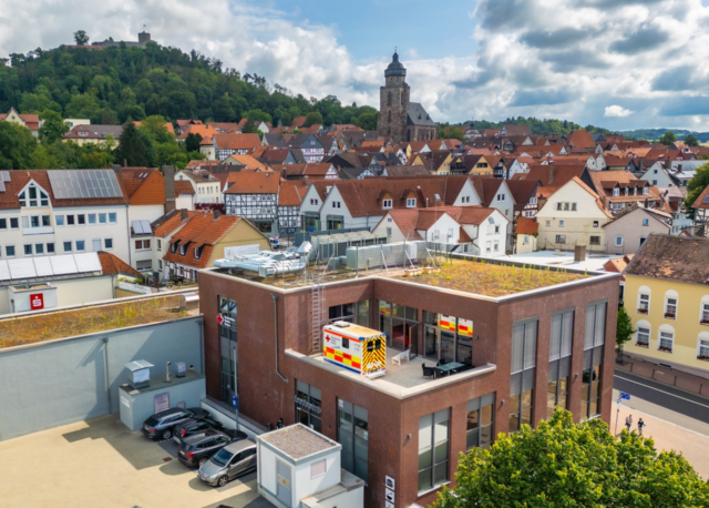 Luftaufnahme des DRK Bildungszentrum Schwalm-Eder in Homberg/Efze mit dem Gebäude. Im Hintergrund die Altstadt von Homberg und der Burgberg.